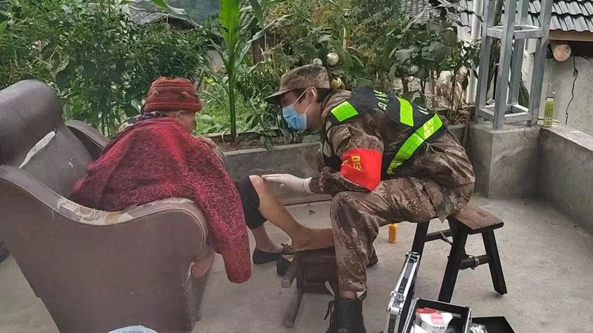 民兵查看群眾受傷情況?？刀ㄊ腥宋洳抗﹫D