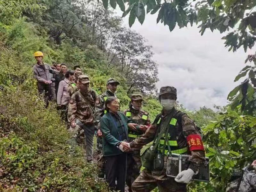 民兵轉移被困群眾?？刀ㄊ腥宋洳抗﹫D