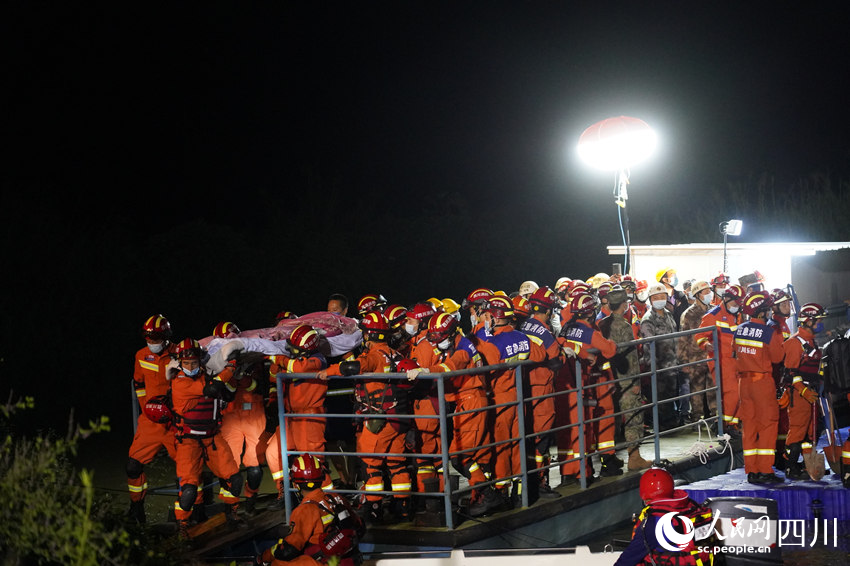 9月5日，雅安支隊在新民鄉碼頭，利用舟艇與多方救援力量一起進行挖角鄉等交通中斷地區傷員轉運和救援力量輸送工作。鄭竺青攝