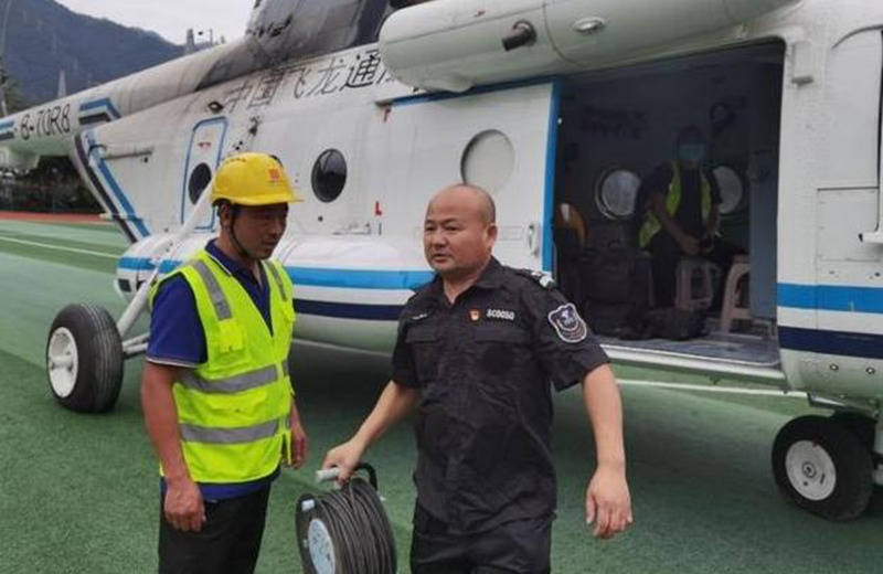 四川電信應急搶險隊員廖華執行通信搶險任務。四川省國資委供圖