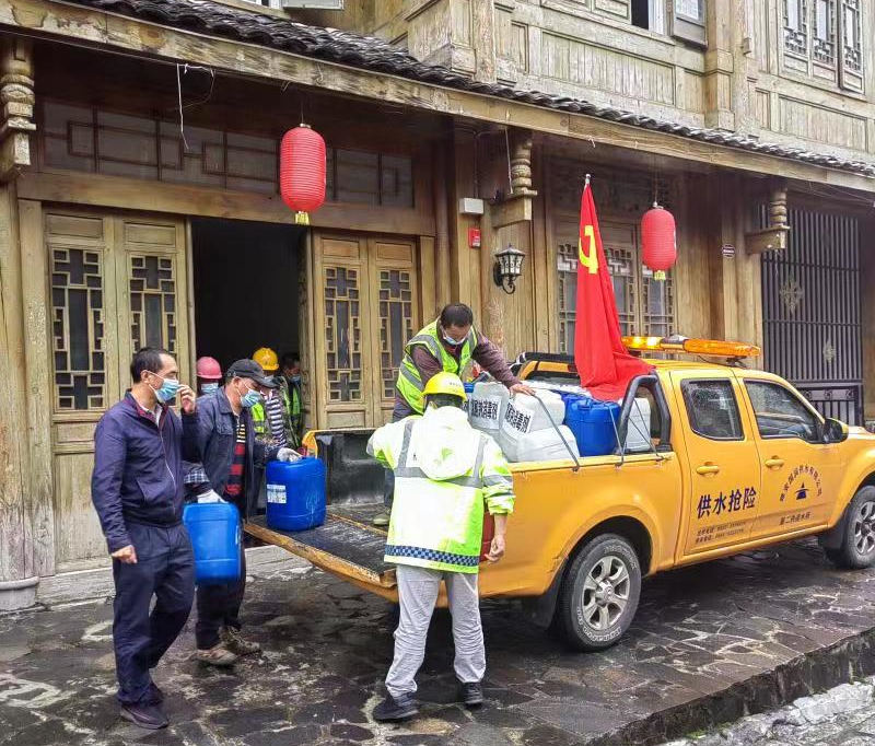 四川發展國潤水務救援隊攜帶供水搶險物資設備馳援震中磨西鎮。四川省國資委供圖