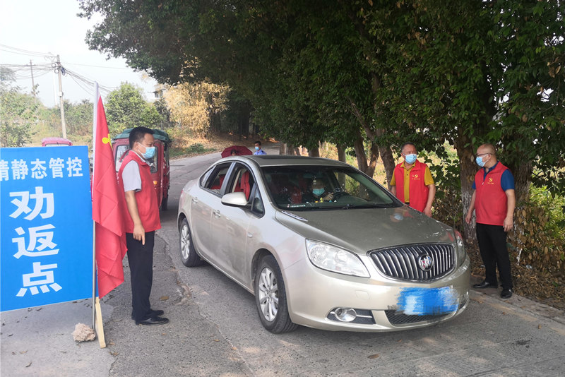 瀘縣水務局干部鄧曉波（左一）在疫情卡點值守。瀘縣縣委宣傳部供圖