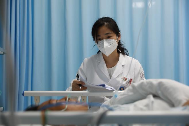 西部戰區總醫院神經內科醫務人員為傷者進行心理疏導。西部戰區總醫院供圖