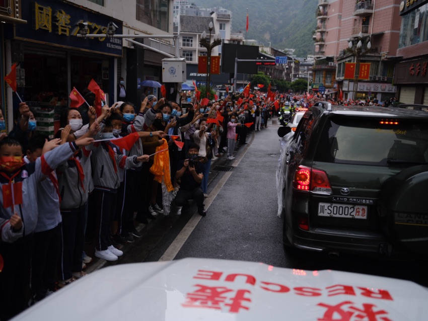 9月13日，瀘定縣，森林消防員撤離時受到當地居民夾道相送。程雪力攝