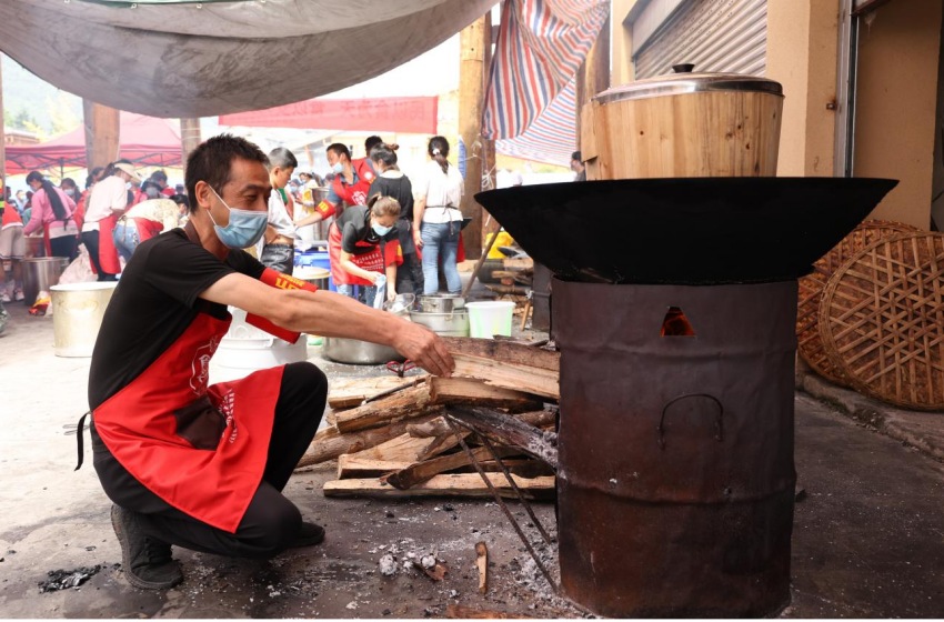 磨西鎮逸茗超市老板趙剛在為受災群眾、志愿者、救援隊伍準備午餐。劉景攝