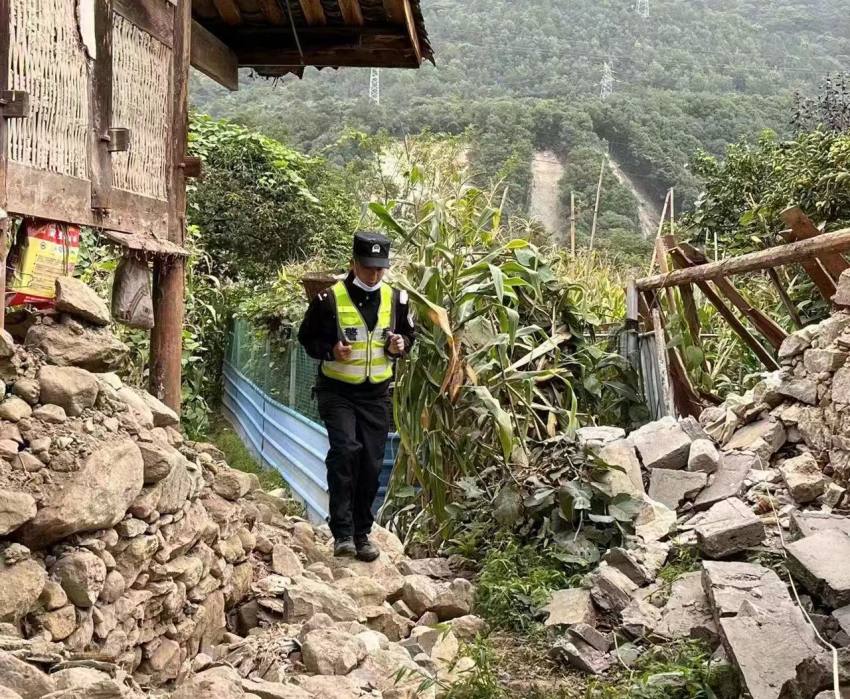 帳篷警務室幫助災區群眾搶收玉米。甘孜公安供圖