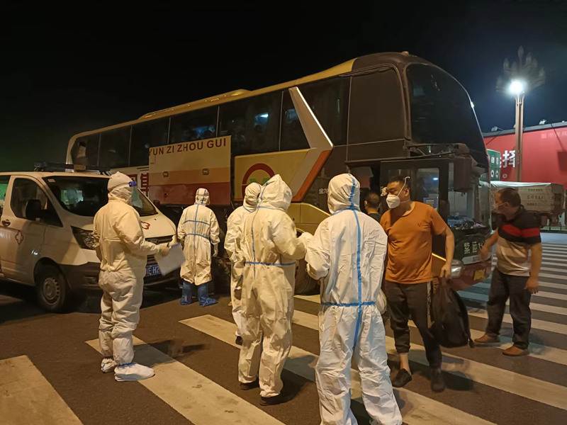 杜作剛在高速路口接境外返鄉人員送至隔離點。瀘縣得勝鎮衛生院供圖