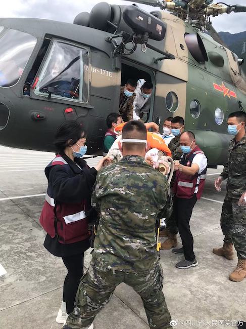 轉運傷員。四川省人民醫院供圖