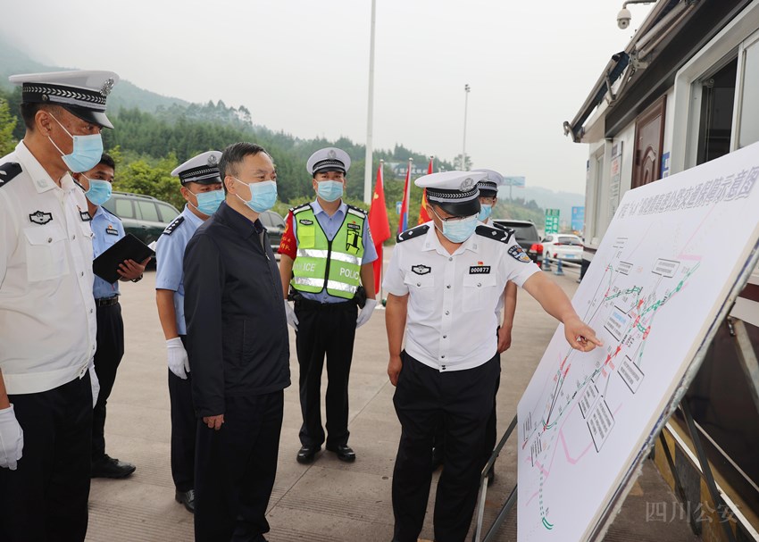 四川省公安廳工作組到搶險救援重要通道沿線指導工作。四川省公安廳供圖