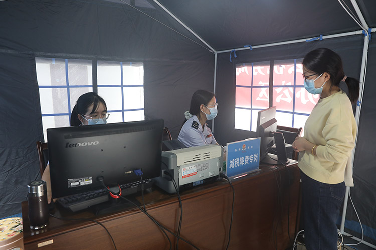 臨時服務點的辦事窗口。四川省稅務局供圖