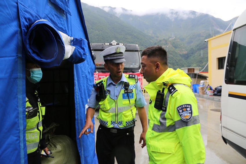 瀘定縣公安局交警大隊大隊長徐健。甘孜公安供圖