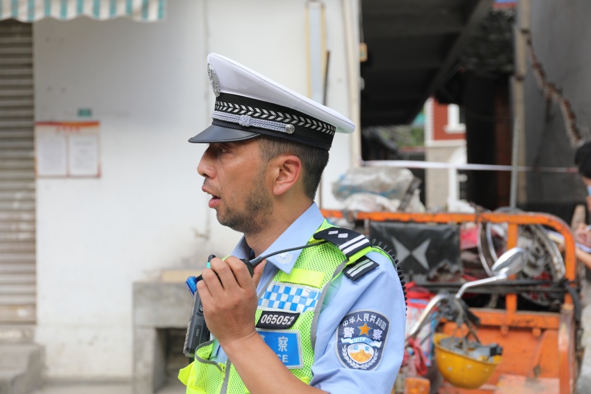 瀘定縣公安局交警大隊大隊長徐健。甘孜公安供圖