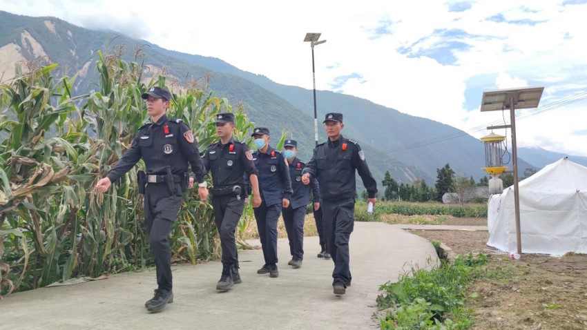 “懸崖”上的帳篷警務室守護群眾平安。甘孜公安供圖