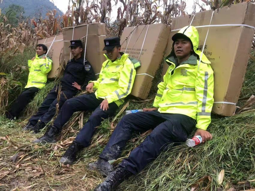 “懸崖”上的帳篷警務室守護群眾平安。甘孜公安供圖