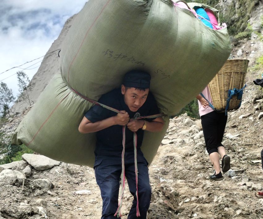 “懸崖”上的帳篷警務室守護群眾平安。甘孜公安供圖