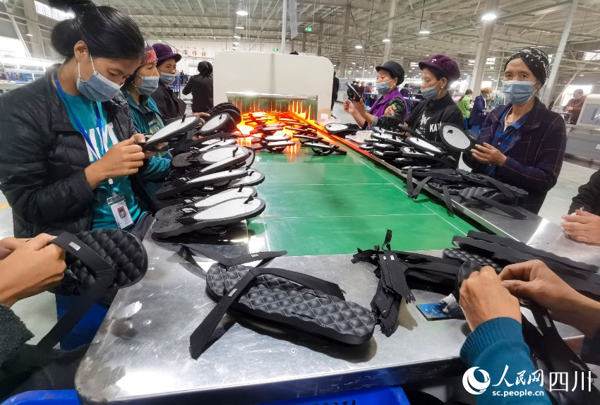 美姑縣樂美鞋業扶貧車間，當地不少群眾在這里實現了就近就業。趙亮攝