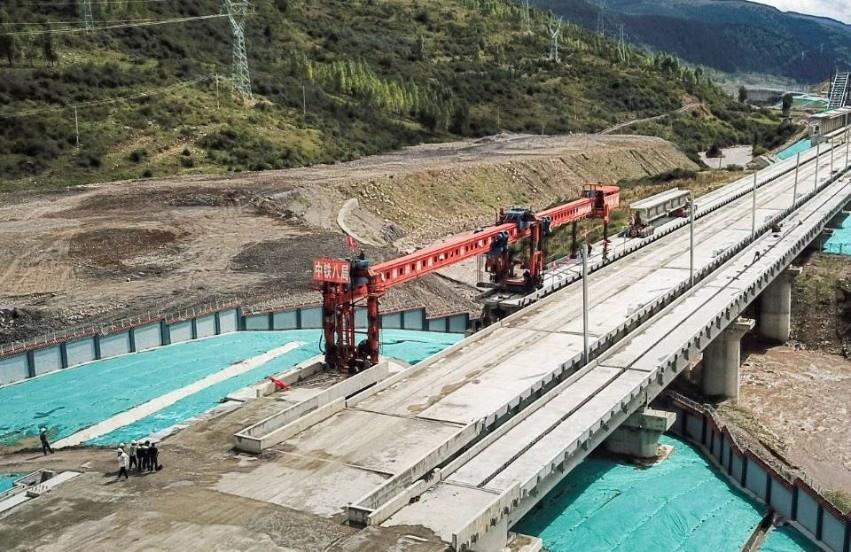 最后一片梁體架設現場。成蘭公司供圖