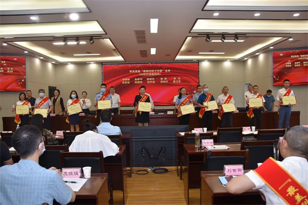 四川科施福農業科技有限公司董事長董漢清（右一）獲評榮縣“最美科技工作者”稱號。榮縣縣委宣傳部供圖