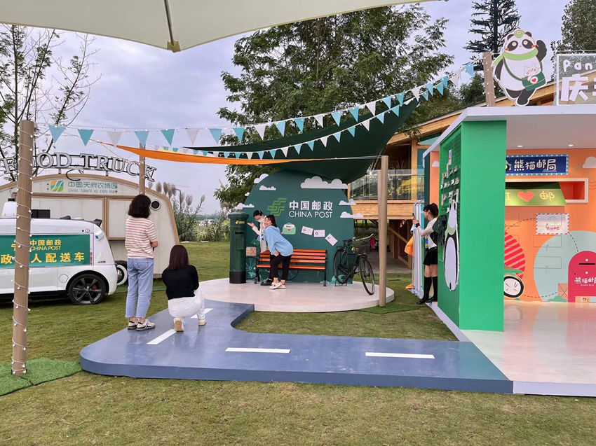 豐收節上市民在四川郵政的展館拍照打卡。中國郵政四川省分公司供圖