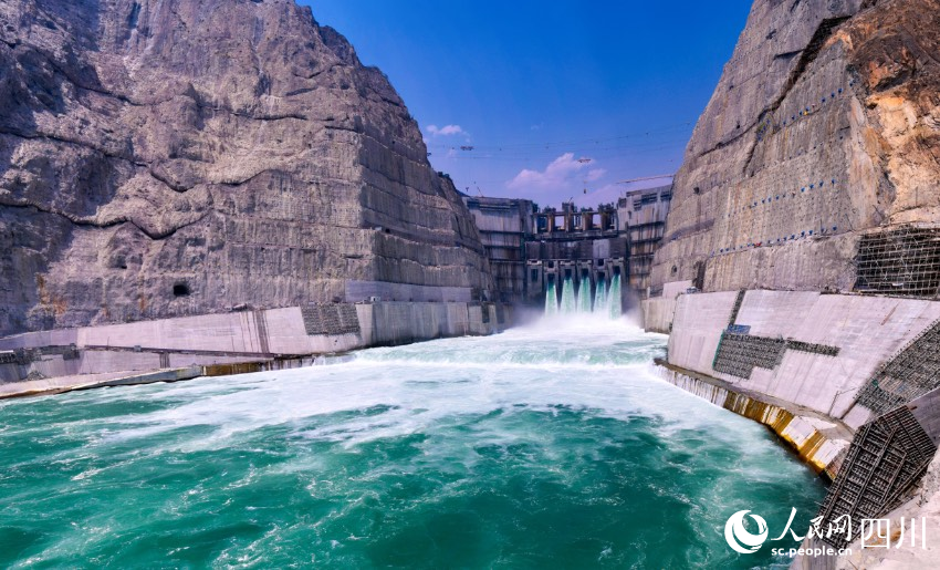 會東縣水能資源富集，圖為烏東德水電站大壩下游景觀。鄧中元攝