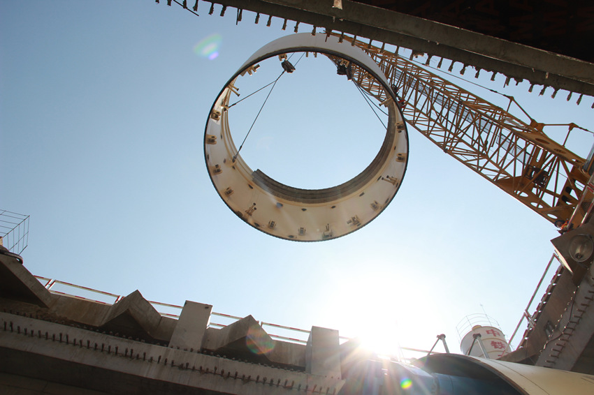 2016年8月9日，地鐵10號線一期施工現場，盾構機盾尾平穩吊裝下井。彭思成攝 