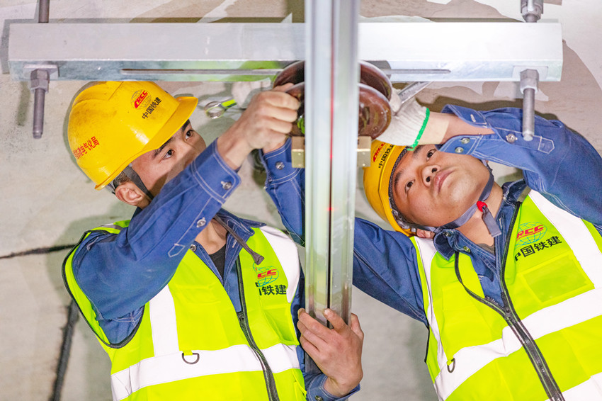 2019年10月7日，成都地鐵5號線撫琴站，參建人員正在進行線路安裝。彭思成攝