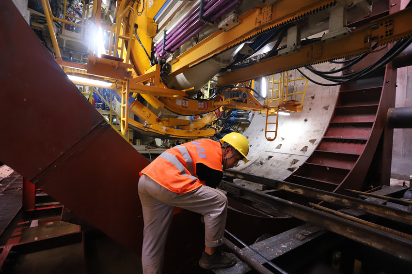 工人正在檢修盾構機。昆侖地鐵供圖