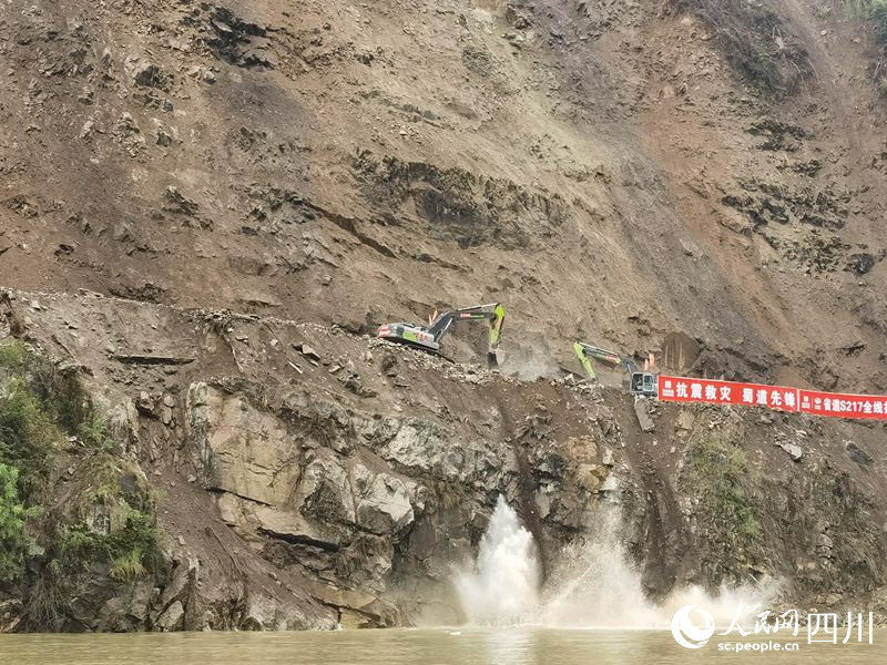 省道217鄭家坪至聯合村隧道段應急通道最后一段搶通。人民網 郭瑩攝