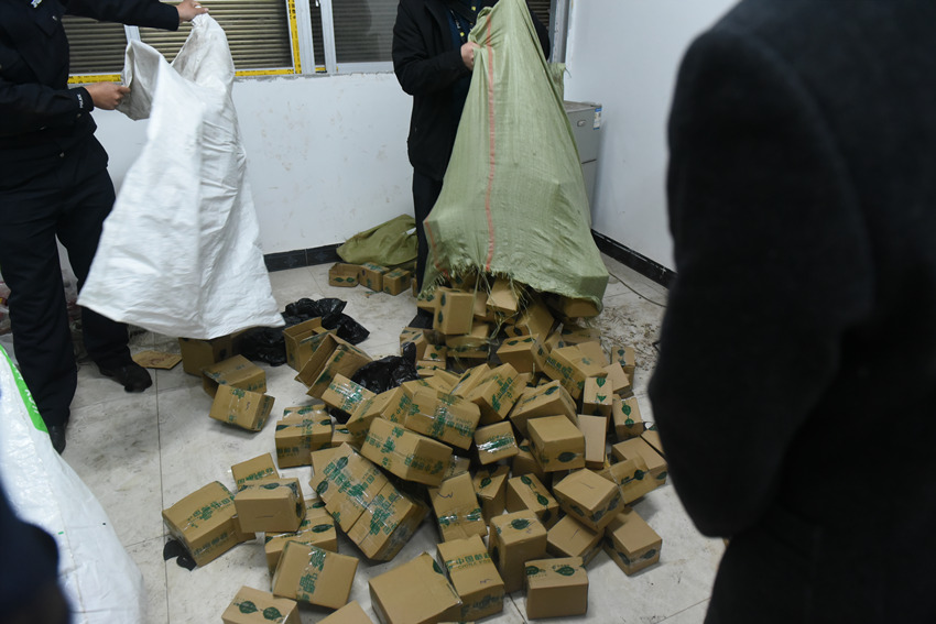 警方查獲的快遞。宜賓市公安局供圖