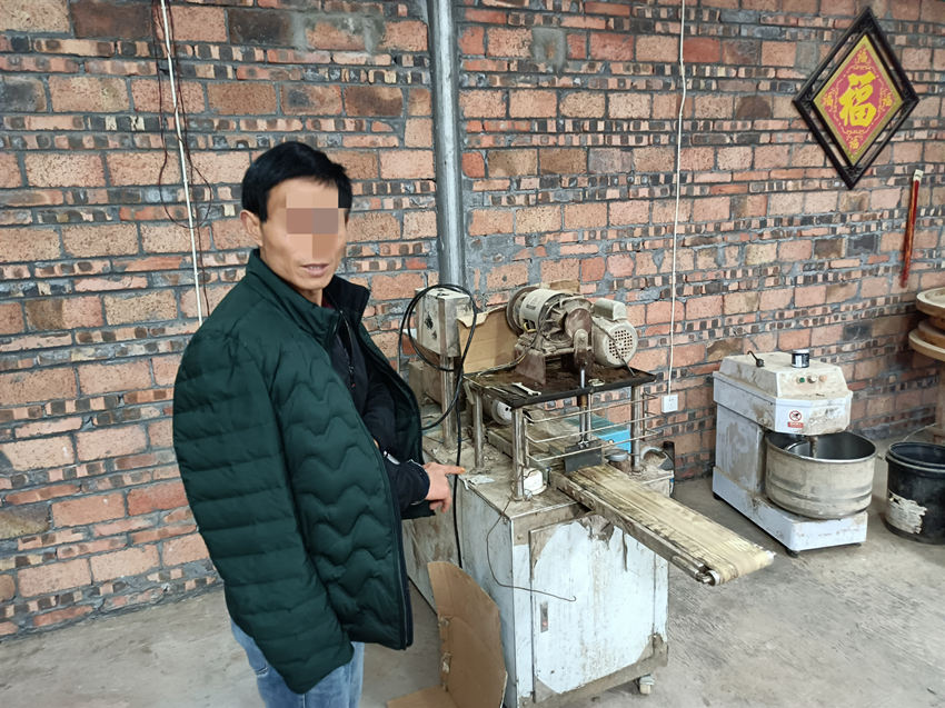 嫌疑人指認生產窩點、倉庫。宜賓市公安局供圖