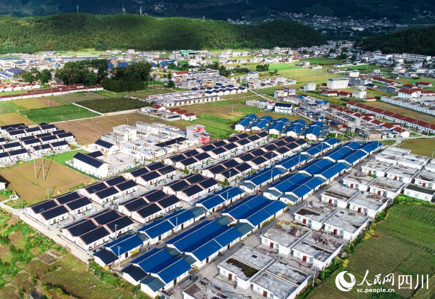 越西縣大瑞鎮，漂亮的彝家新村。李小平攝