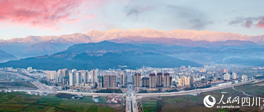 雪山下的越西縣城。劉國興攝