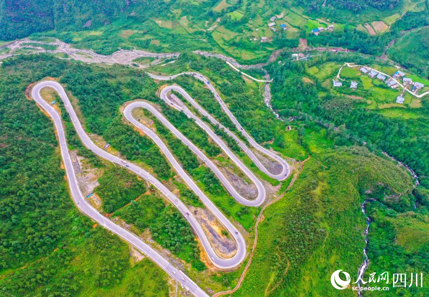 圖為越西小相嶺公路。胡小平攝