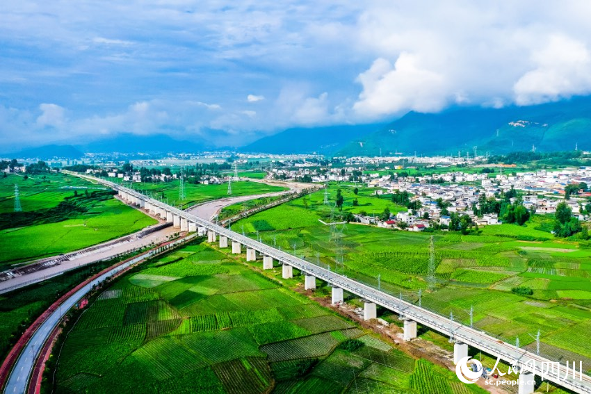 圖為成昆鐵路復線從越西經過，2022年底通車后，從成都到越西2小時即可抵達。孫建生攝
