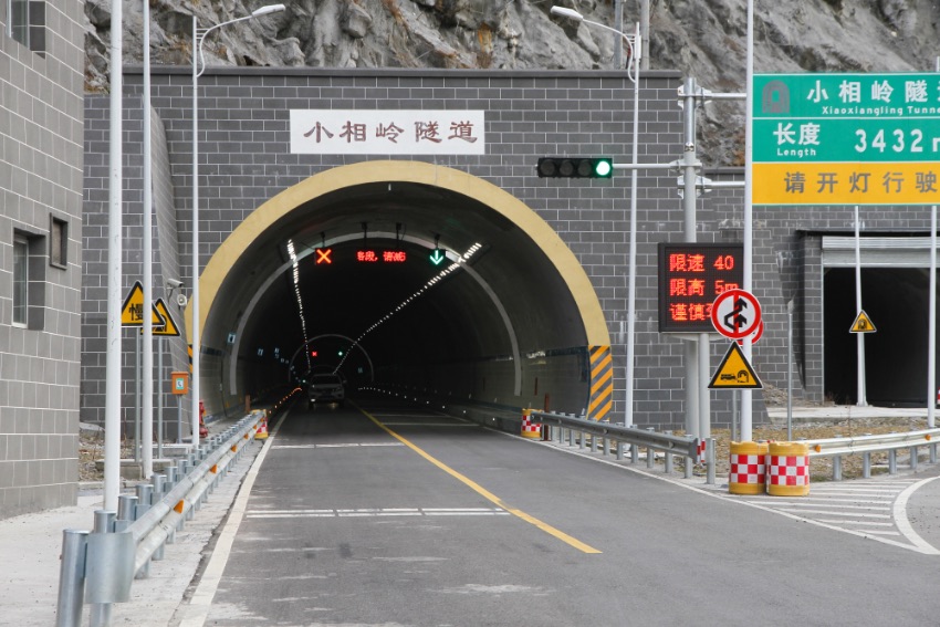 近年來，越西縣的交通條件不斷改善，圖為中冕公路小相嶺隧道。越西縣委宣傳部供圖