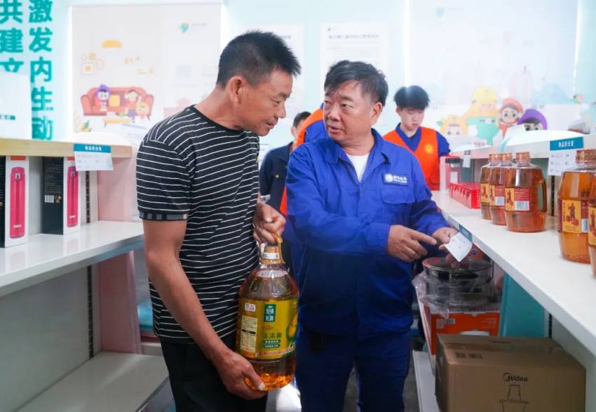 村民在電力愛心超市兌換商品。