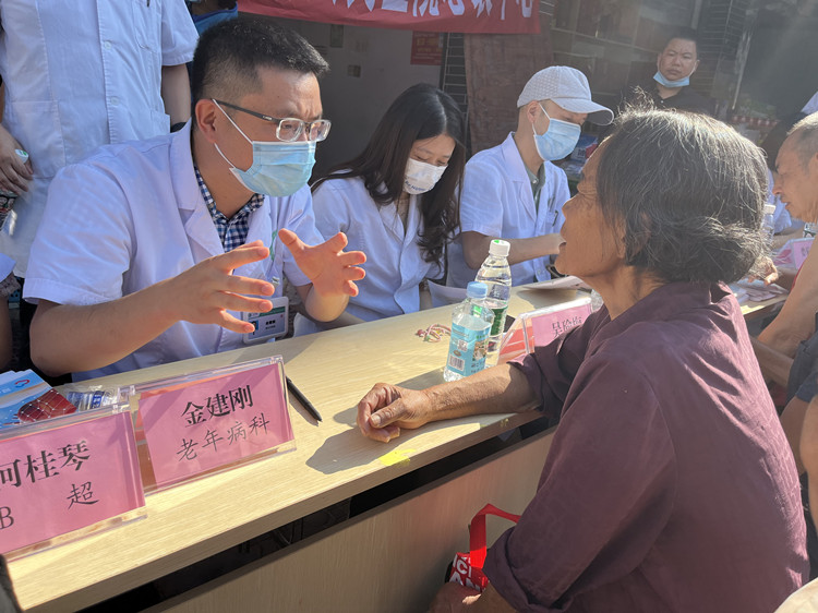 金建剛到馬邊榮丁鎮衛生院開展慢病管理服務。樂山市委組織部供圖