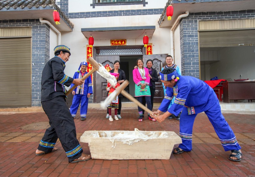 寧南民族文化獨具魅力，圖為西瑤鎮布依族“三月三” 節上打糍粑。胡小平攝
