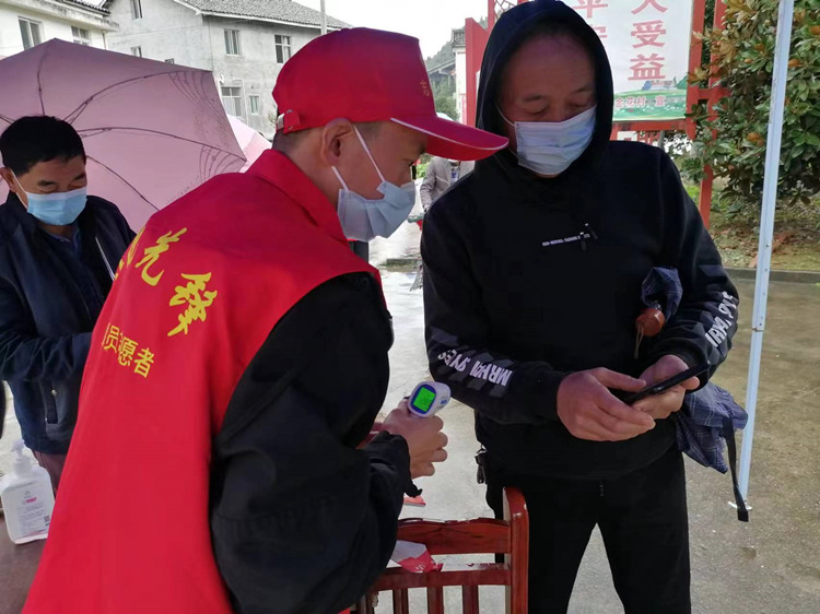 測溫掃碼。昭化區融媒體中心供圖