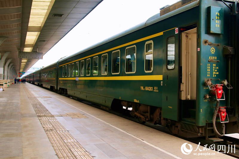 從成都到北京西的Z50次列車。人民網 趙祖樂攝