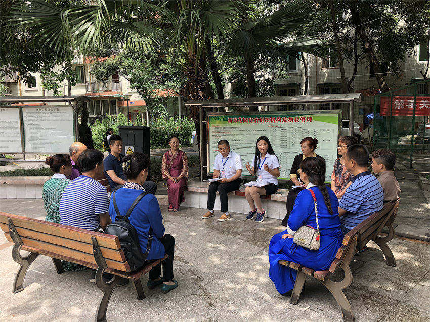 雙流區歐城花園小區各民族共商共議促小區和諧發展。成都市民宗局供圖