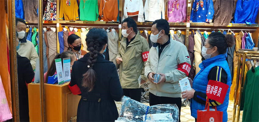 武侯區洗面橋社區來蓉少數民族黨員帶頭參與社區抗擊疫情，促進各民族共建共治共享。成都市民宗局供圖