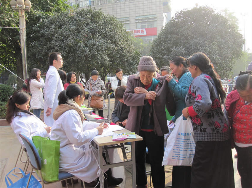 武侯區洗面橋社區組織駐區醫療單位定期設點為少數民族同胞義診。成都市民宗局供圖