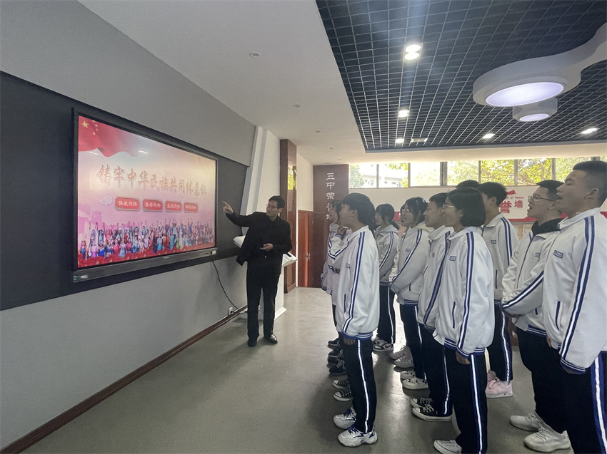 依托校史館，常態化開展鑄牢中華民族共同體意識教育。成都市民宗局供圖