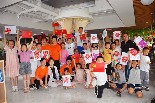 小區里有余力、有愛心的各族中老年人組織在一起，幫助照顧無人照看的小孩。成都市民宗局供圖