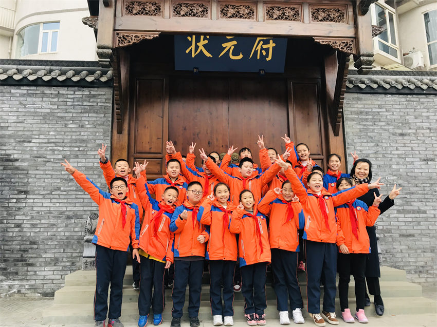 青少年參觀“人文地標，溫度南墻”活動。成都市民宗局供圖