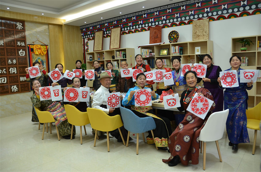 各族群眾學習非遺文化剪紙。成都市民宗局供圖
