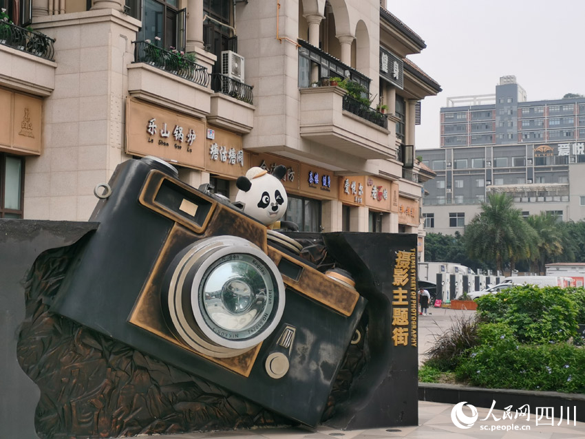 攝影主題特色街上的雕塑。人民網 劉海天攝