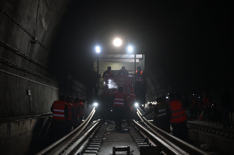 軌道車正在鋪設最后一段500米鐵軌。成貴公司供圖