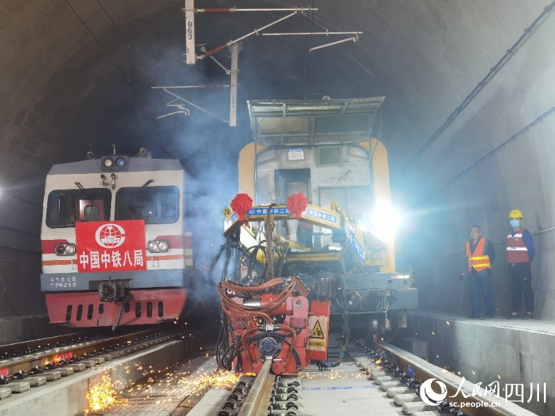 鋪軌完成后，全線進入軌道精調階段。人民網 郭瑩攝